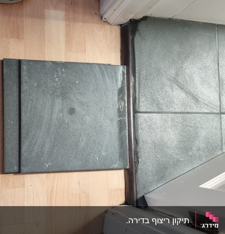 אריחים מונחים על רצפה ליד דלת